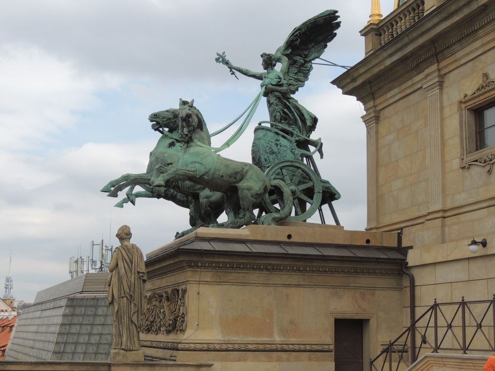 Sousoší trig na Národním divadle