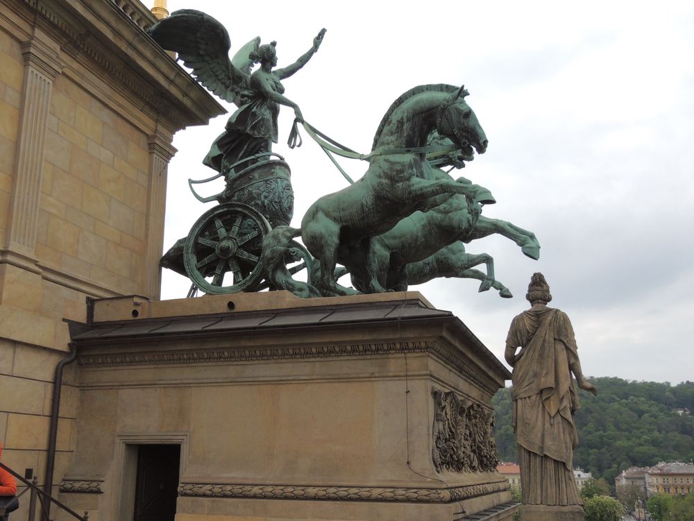 Sousoší trig na Národním divadle