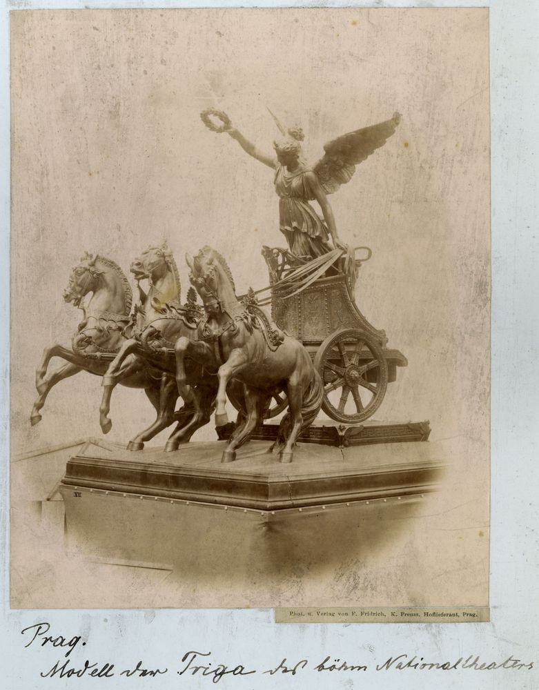 Sousoší trig na Národním divadle