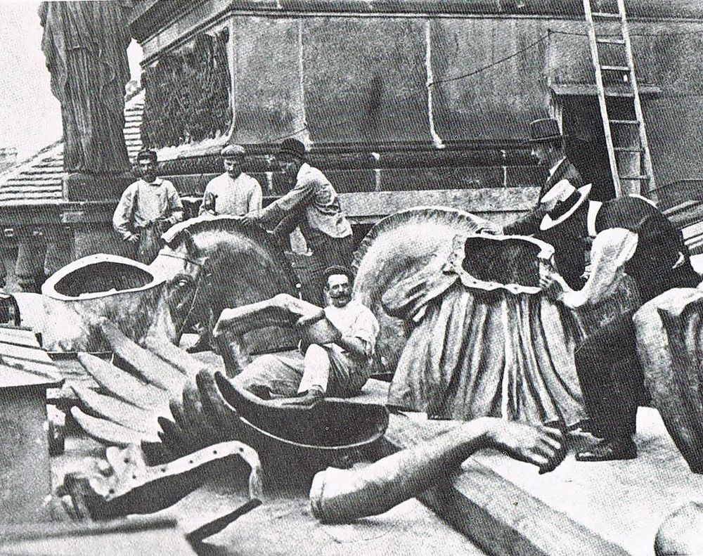 Sousoší trig na Národním divadle