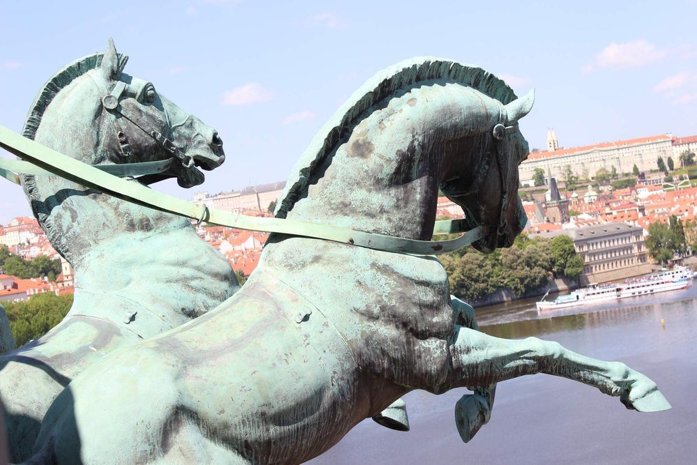 Sousoší trig na Národním divadle